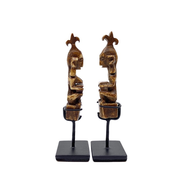 Paire de petits fétiches protecteurs sculptés dans de l'os, île des Moluques