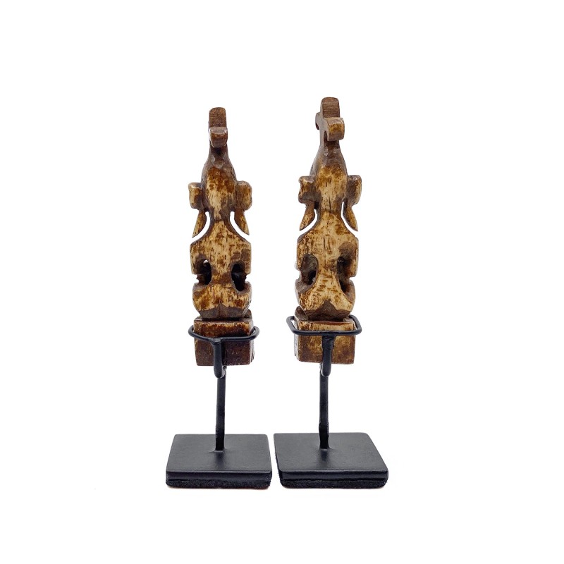 Paire de petits fétiches protecteurs sculptés dans de l'os, île des Moluques