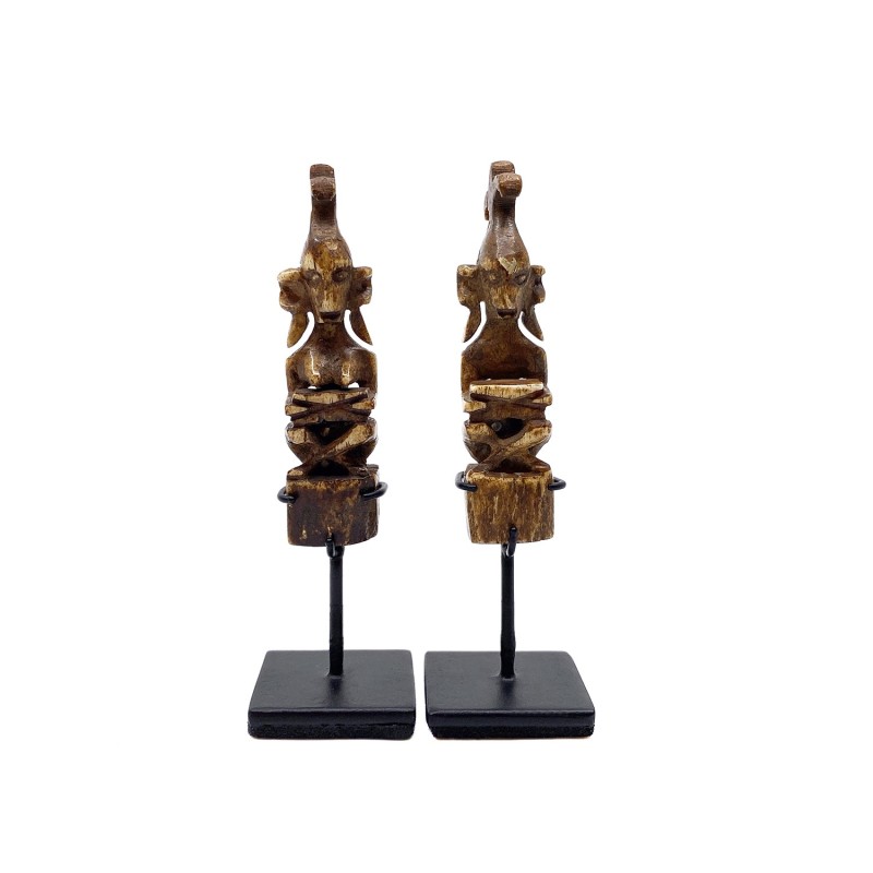 Paire de petits fétiches protecteurs sculptés dans de l'os, île des Moluques