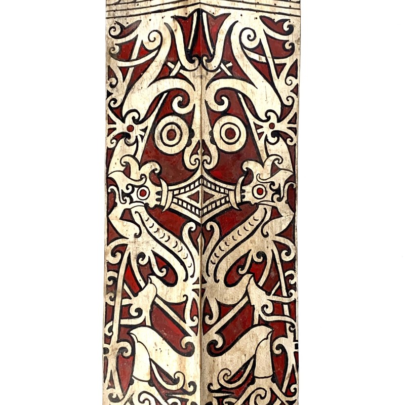 Grand bouclier de cérémonie Dayak en bois sculpté, peinture aux pigments naturels
