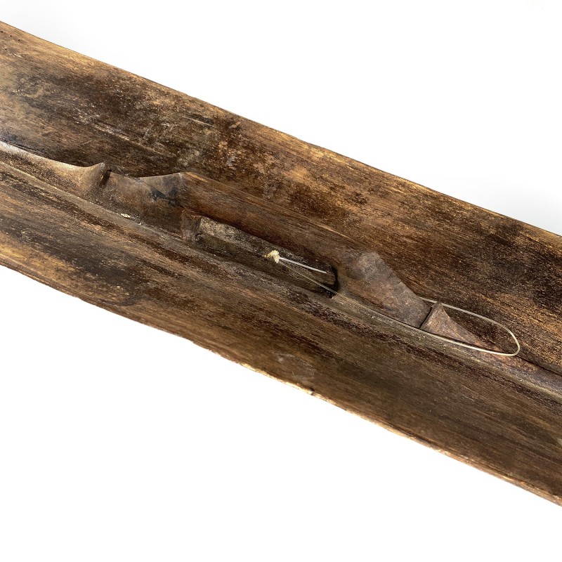 Grand bouclier de cérémonie Dayak en bois sculpté, peinture aux pigments naturels