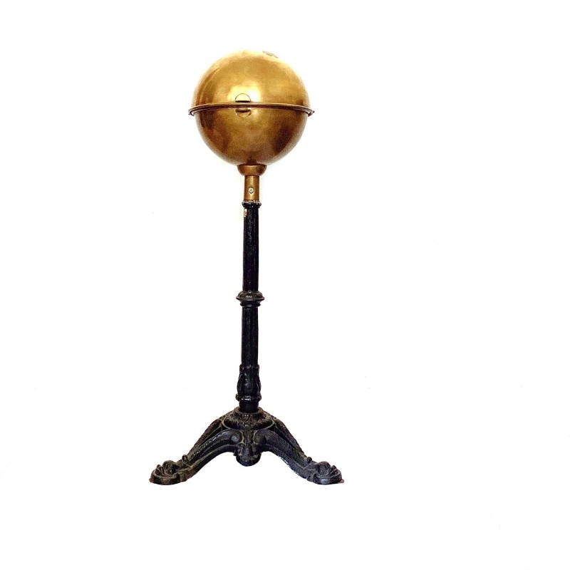 Boule de bistrot ancienne servant à cacher le matériel de nettoyage des tables