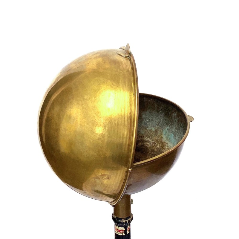 Boule de bistrot ancienne servant à cacher le matériel de nettoyage des tables