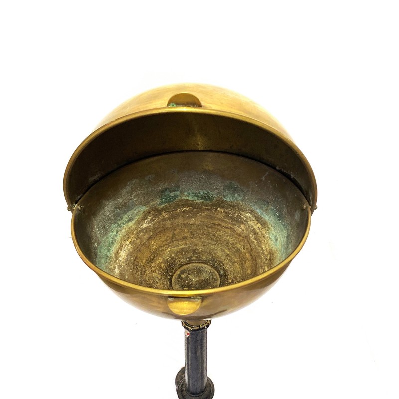 Boule de bistrot ancienne servant à cacher le matériel de nettoyage des tables