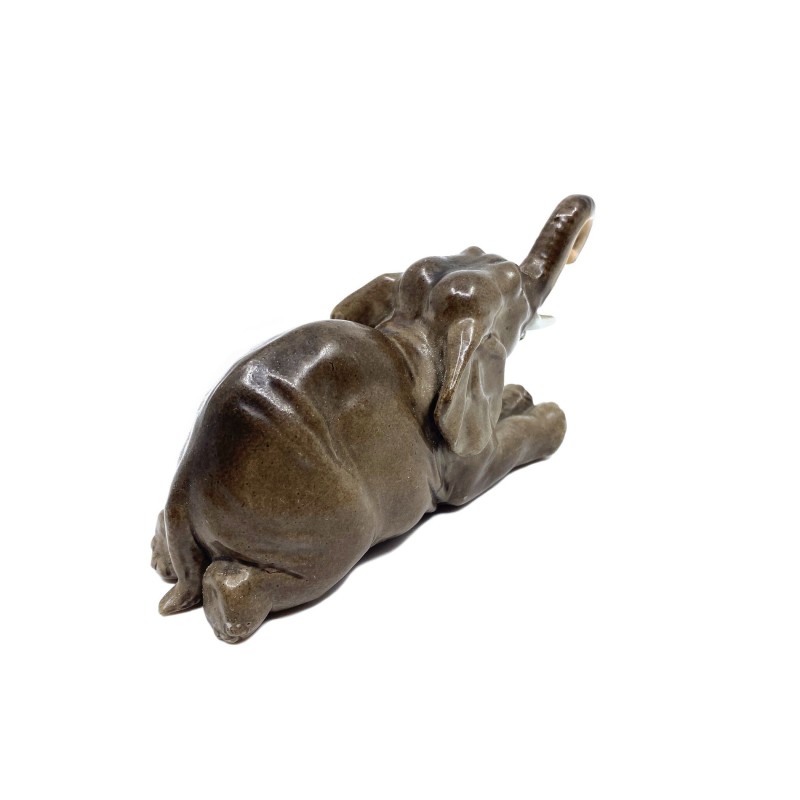 Eléphant couché gris brun