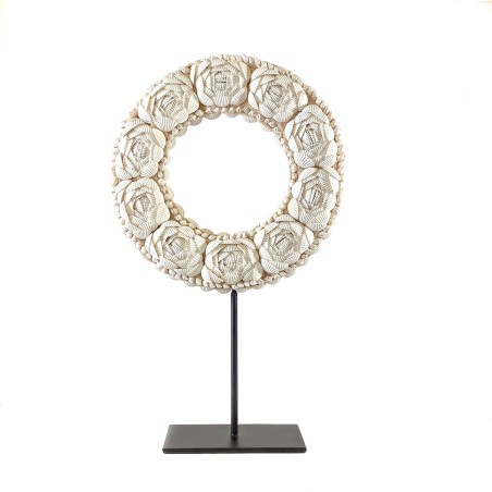 Cercle en coquillages montés en forme de fleurs