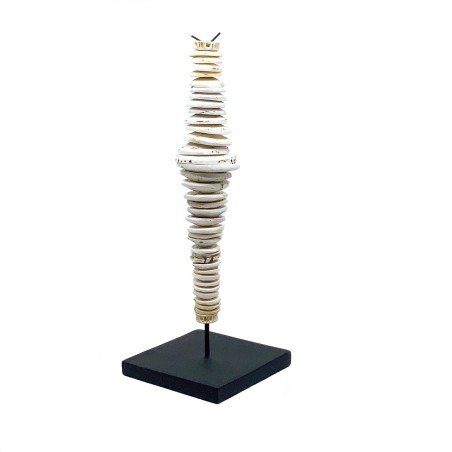 Coquillages monnaie montés en sculpture sur socle en métal