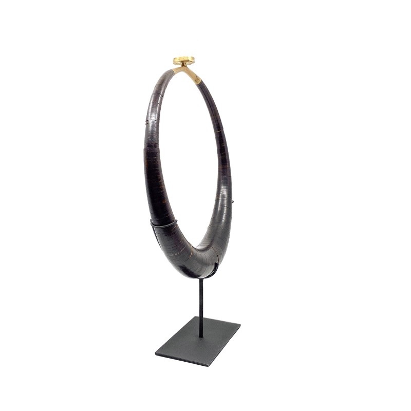 Collier décoratif en lamelles de coco et laiton de l'île de Nias