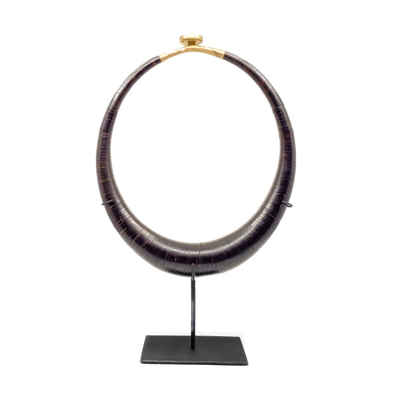 Collier décoratif en lamelles de coco et laiton de l'île de Nias