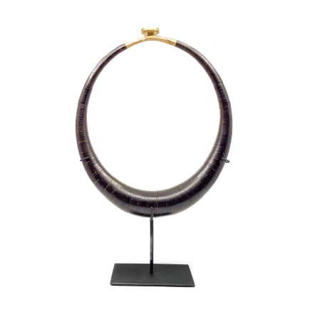Collier décoratif en lamelles de coco et laiton de l'île de Nias