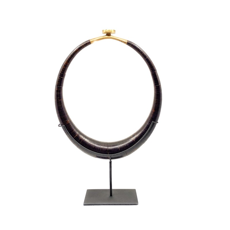 Collier décoratif en lamelles de coco et laiton de l'île de Nias
