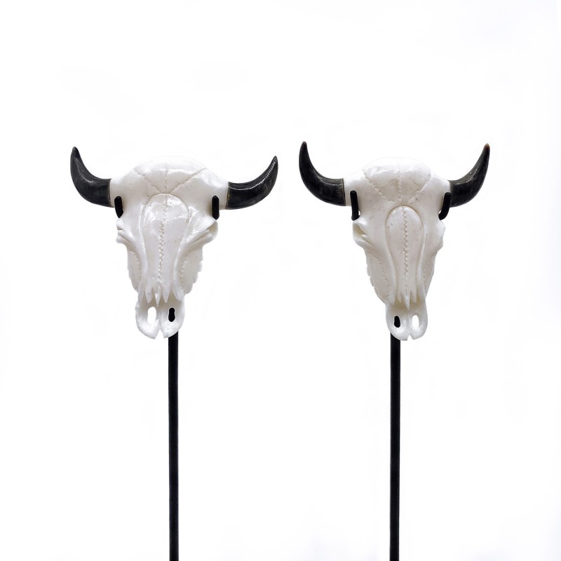 Mini crânes de buffles blancs sculptés finement dans de l'os et de la corne, Bali, Indonésie