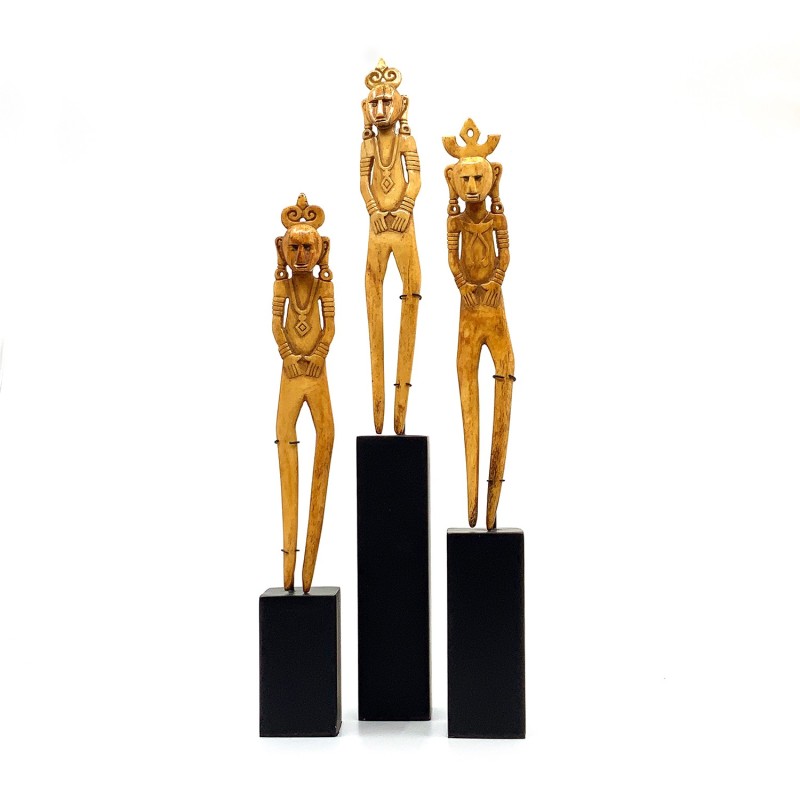 Figurines fétiches protecteurs, épingles à cheveux ou chignons sculptés dans de l'os, île de Timor, Indonésie