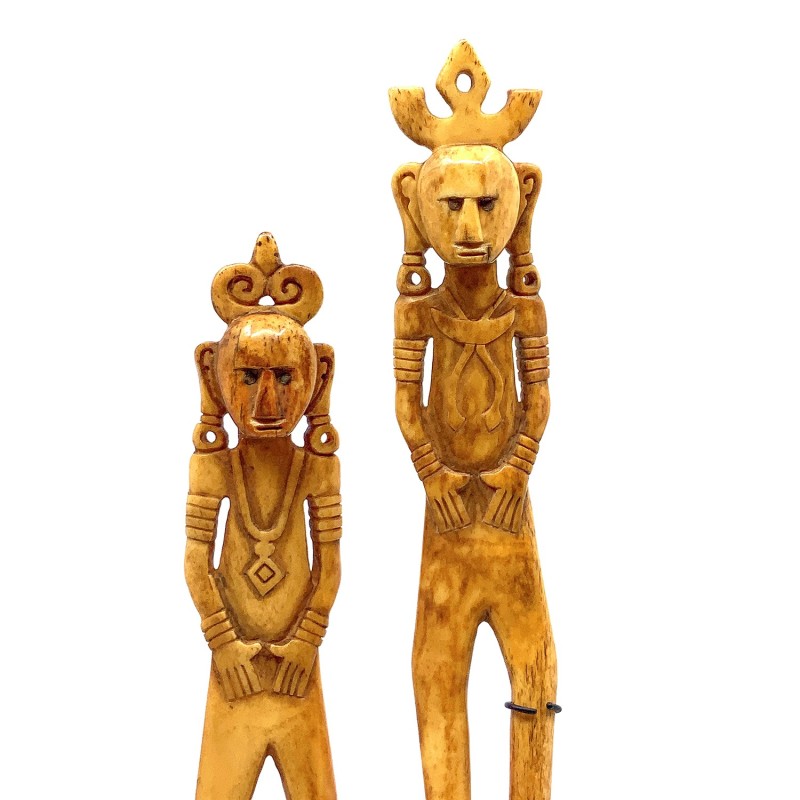 Figurines fétiches protecteurs, épingles à cheveux ou chignons sculptés dans de l'os, île de Timor, Indonésie