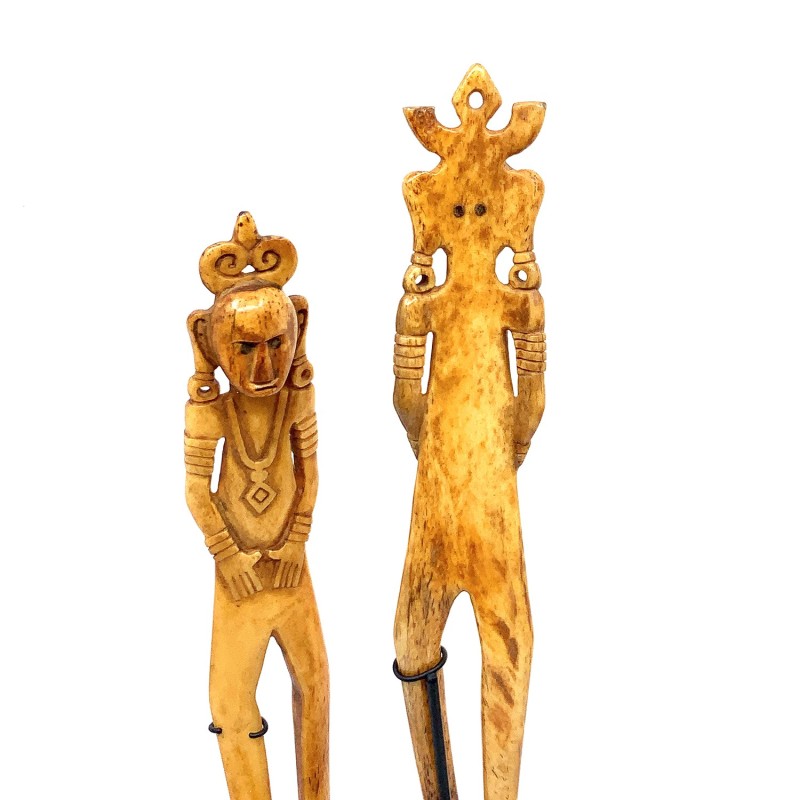 Figurines fétiches protecteurs, épingles à cheveux ou chignons sculptés dans de l'os, île de Timor, Indonésie