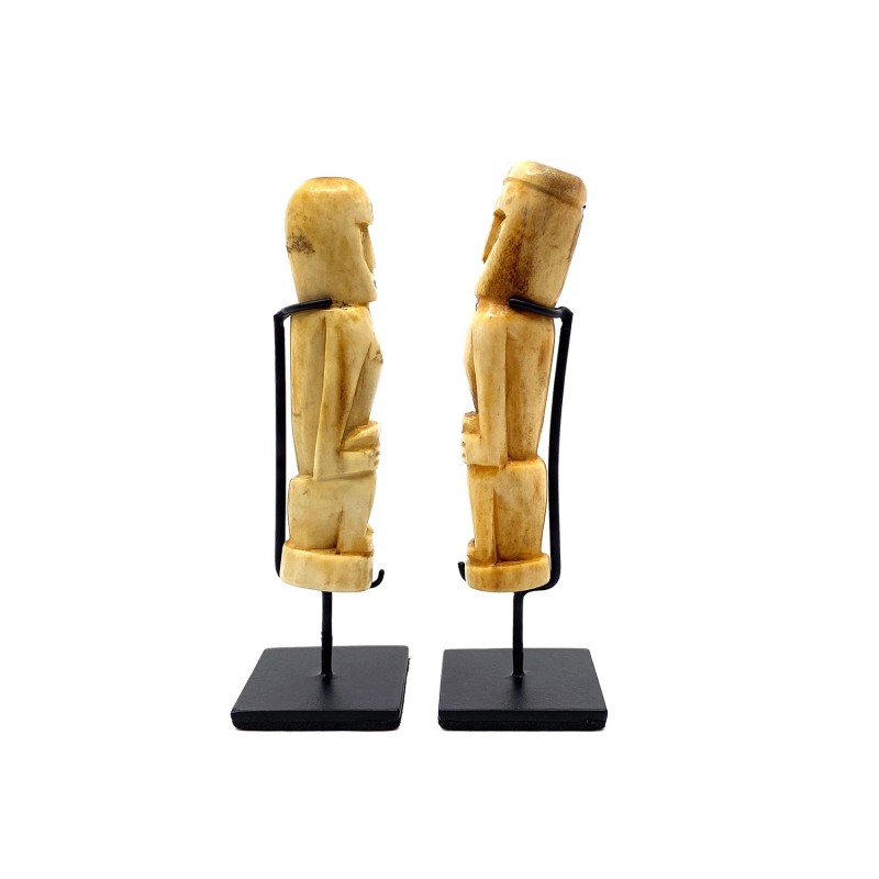 Amulettes fétiches  en couple sculptées dans de l'os, île de Sumba, Leti, Indonésie