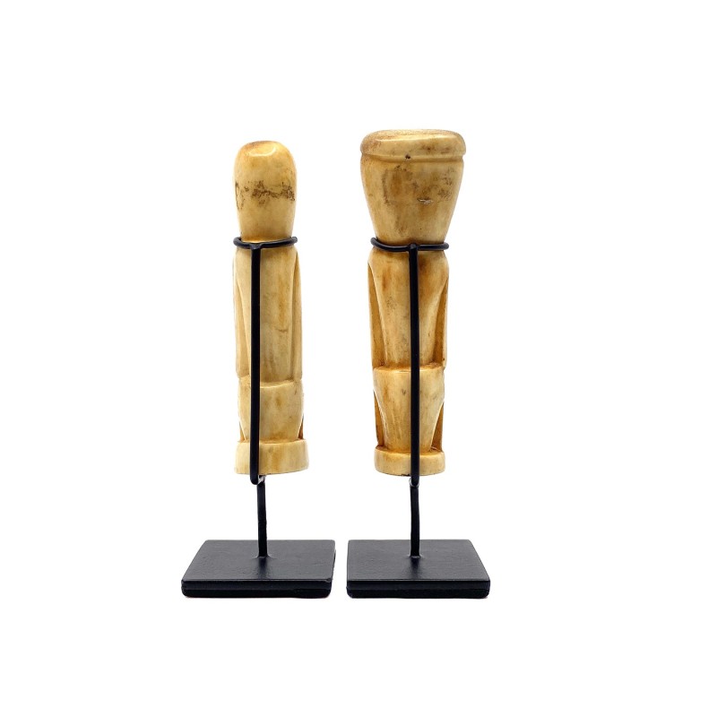 Amulettes fétiches  en couple sculptées dans de l'os, île de Sumba, Leti, Indonésie