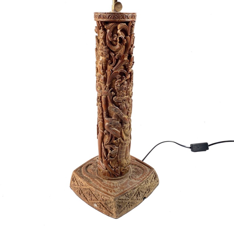 Lampe d'ambiance en bois finement sculpté, provenant  d'un hôtel balinais, années 1950