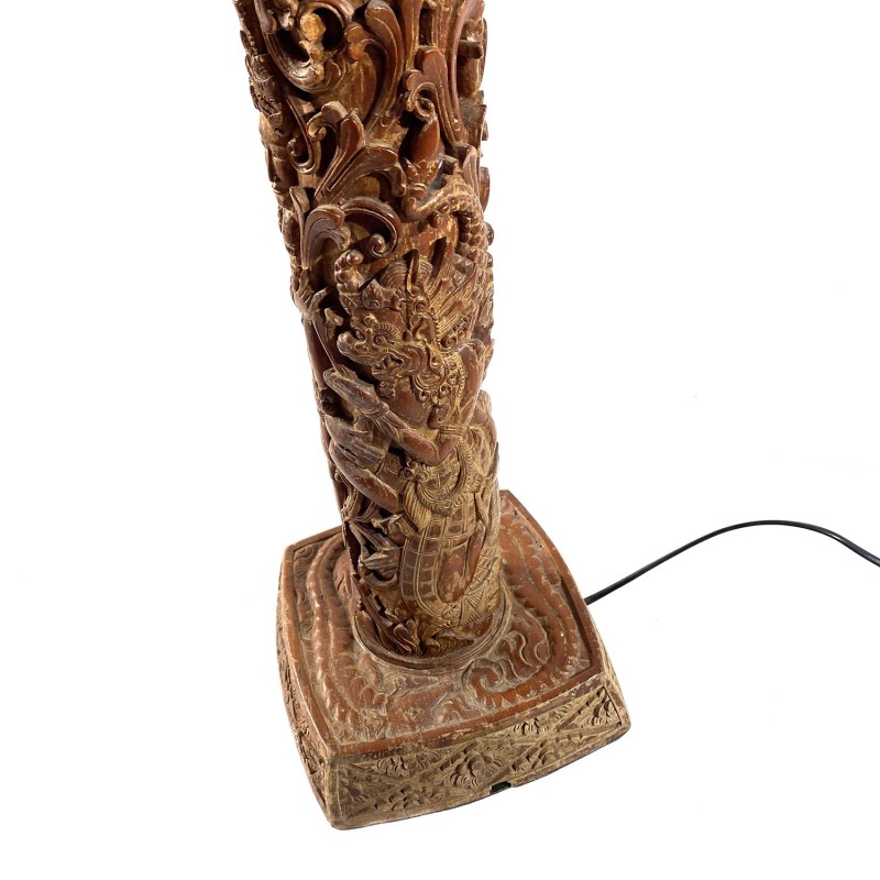 Lampe d'ambiance en bois finement sculpté, provenant  d'un hôtel balinais, années 1950