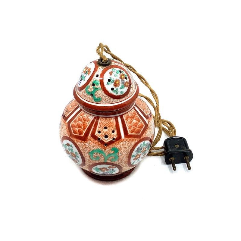 Lampe veilleuse aux motifs chinois, France, porcelaine émaillée, années 1930-1940